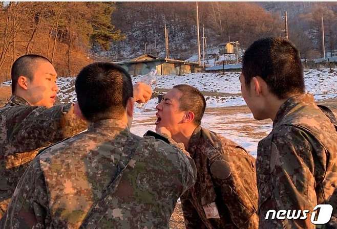 군 관련 제보 및 게시글을 올리는 페이스북 페이지인 '육군훈련소 대신 전해드립니다'(육대전)가 방탄소년단(BTS)의 진의 훈련소 근황을 공개했다.