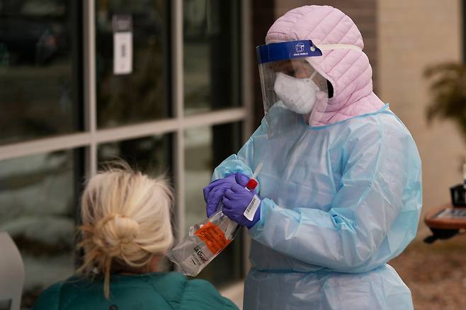 미국 솔트레이크시티 한 검사소에서 코로나 검사가 진행되고 있다. /AP 연합뉴스