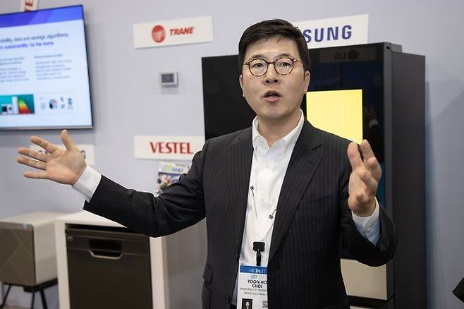 최윤호 HCA의장이 CES 2023 HCA 전시관에서 스마트홈 연결성에 대해 설명하고 있다.ⓒ삼성전자