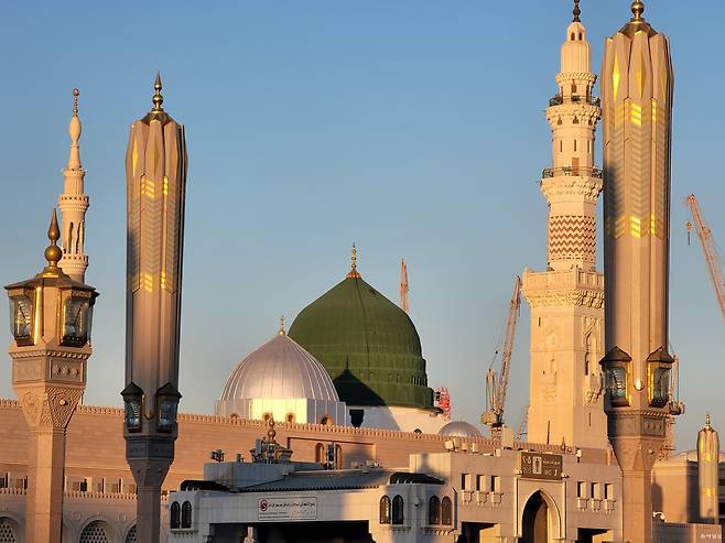 그린돔 밑에는 마호메트의 무덤이 있다