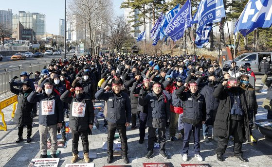 전국금속노동조합 조합원들이 지난해 28일 오전 서울 용산구 대통령실 앞에서 구조조정 투쟁 불법규정, 노조법2·3조 개정을 촉구하는 결의대회를 열고 구호를 외치고 있다. 뉴스1