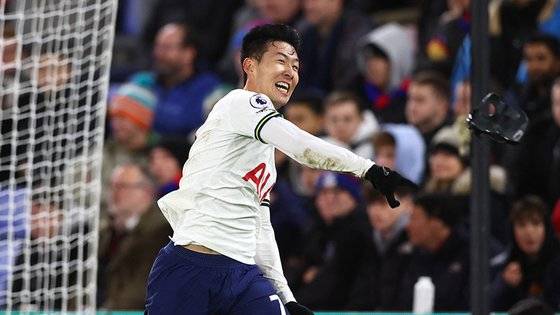지난 5일 크리스털 팰리스와 2022-2023 EPL 19라운드에서 득점에 성공한 손흥민이 다시 마스크를 벗어던지며 기뻐하고 있다. 로이터=연합뉴스