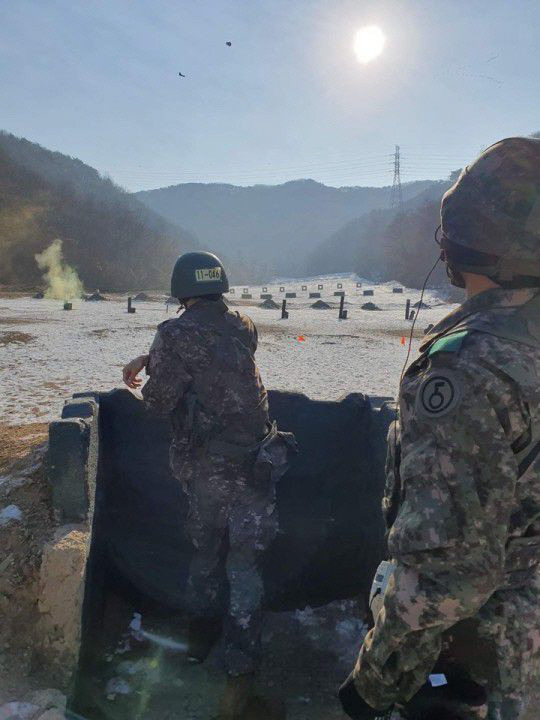 수류탄 훈련을 받고 있는 진(왼쪽)의 뒷모습. 더캠프 카페