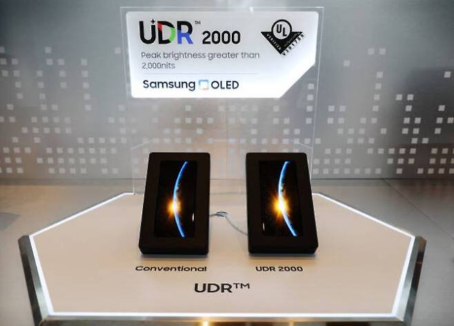 삼성디스플레이가 미국 라스베이거스에서 열린 ‘CES 2023’에 마련한 전시부스 내 ‘UDR 2000’ 마크를 획득한 초고휘도 유기발광다이오드(OLED) [삼성디스플레이 제공]