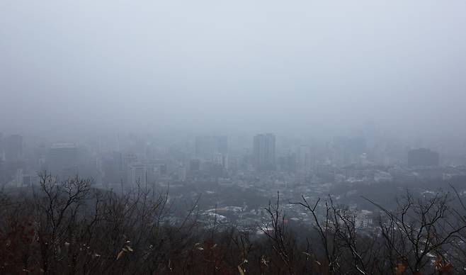 서울의 초미세먼지와 미세먼지 농도가 각각 매우 나쁨과 나쁨을 기록한 7일 서울 남산에서 내려다본 서울 도심. [연합]