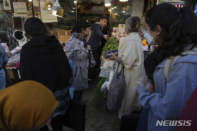 [테헤란=AP/뉴시스] 히잡을 쓰지 않은 이란 여성들이 14일(현지시간) 테헤란 북부의 시장에서 장을 보고 있다. 히잡을 제대로 쓰지 않았다는 이유로 경찰에 체포돼 의문사한 마흐사 아미니 사건 이후 이란 전역에서 반정부 시위가 이어지고 있으며 법원이 한 시위 참가자에게 사형 선고를 내려 논란이 일고 있다. 2022.11.15.