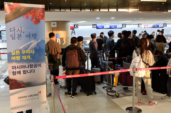 코로나19 확산으로 중단됐던 한국인의 무비자(사증 면제) 일본 관광이 재개된 11일 오전 김포국제공항 아시아나항공 국제선 카운터에서 탑승객들이 김포~하네다 항공편 탑승수속을 위해 기다리고 있다. 2022.10.11 연합뉴스