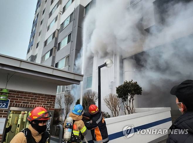 울산 아파트 화재 진화하는 소방대원들 (울산=연합뉴스) 7일 오전 울산시 북구 한 아파트에서 불이 나 소방대원들이 진화 작업을 벌이고 있다. 2023.1.7 [울산소방본부 제공. 재판매 및 DB 금지] yongtae@yna.co.kr