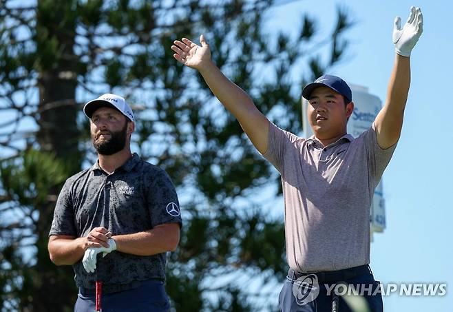 김주형(오른쪽)과 욘 람.  [AFP=연합뉴스]