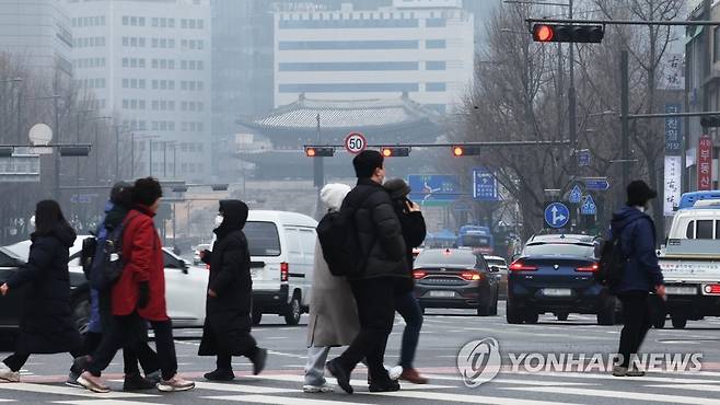 미세먼지로 답답한 서울도심 (서울=연합뉴스) 최재구 기자 = 서울의 초미세먼지와 미세먼지 농도가 각각 매우 나쁨과 나쁨을 기록한 7일 서울 도심에서 시민들이 횡단보도를 건너고 있다.  2023.1.7 jjaeck9@yna.co.kr