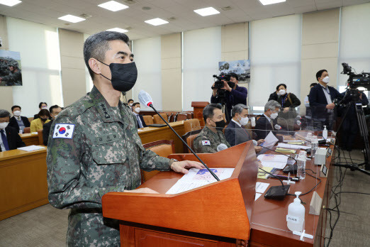 강신철 합동참모본부 작전본부장이 지난달 28일 국회에서 열린 국방위원회 전체회의에서 북한 무인기 침범 관련 현안 보고를 하고 있다. (사진=연합뉴스)