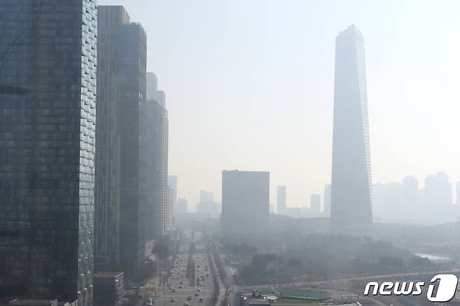 인천 송도의 한 도심이 미세먼지로 희뿌연 모습을 보이고 있다. 3/뉴스1 ⓒ News1 정진욱 기자