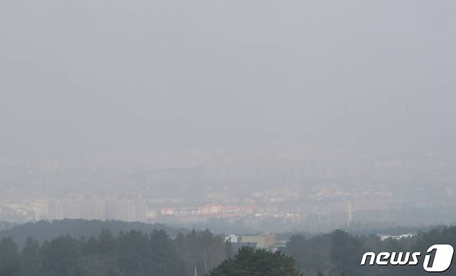 오전 제주시 아라동에서 바라본 제주 도심이 희뿌옇게 보이고 있다. 2022.10.23/뉴스1 ⓒ News1 오현지 기자