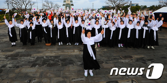 제주시 구좌읍 해녀항일운동기념탑 광장에서 열린 제주항일운동추모제’에서 해녀들이 만세 삼창을 하고 있다. (뉴스1DB)ⓒ News1