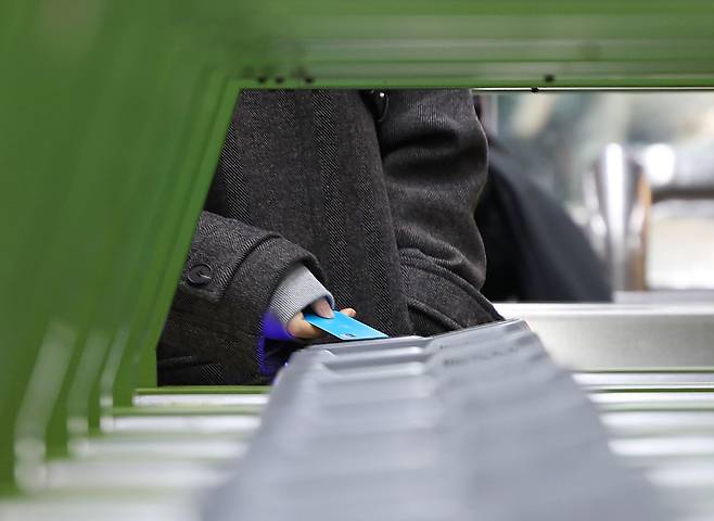 사진은 지난해 12월 29일 오후 서울 강남구 지하철 7호선 논현역에서 한 시민이 개찰구 카드 단말기에 카드를 찍고 있다. /연합뉴스