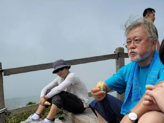 지난해 8월 문재인 전 대통령이 탁현민 전 청와대 의전비서관과 한라산을 등산하고 있다. (사진=탁현민 전 비서관 페이스북)