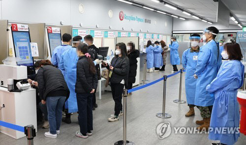 중국발 한국행 항공기에 탑승하는 모든 내·외국인의 코로나19 음성확인서 제출 의무화 첫날인 5일 오전 인천국제공항 제1여객터미널 코로나19 검사센터에서 입국자들이 검사를 접수하고 있다.  연합뉴스