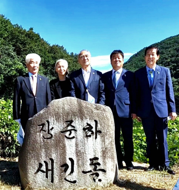 ▲ 장준하 선생의 ‘새긴돌’과 함께 한 이중호 광복회 강원도지회장, 장호권 광복회장 부인, 장호권 광복회장, 이동호 시의장, 전억찬 강원도경제인연합회장 모습.