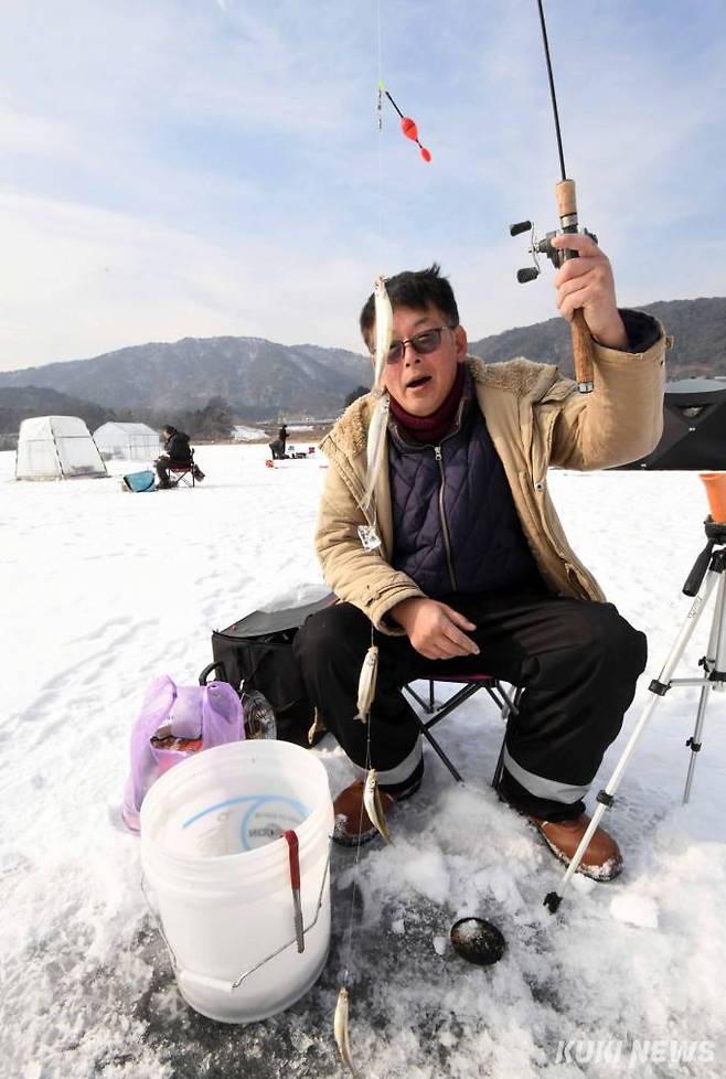 춘천시 지촌리 빙어낚시터에서 한번에 6마리의 빙어가 낚이자 강태공이 밝은 표정을 짓고 있다.