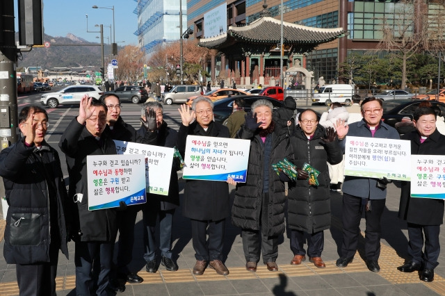 이철(왼쪽 다섯 번째) 기독교대한감리회(기감) 감독회장과 기감 감독들이 지난 2일 서울 광화문 사거리에서 길거리 전도 도중 기념촬영을 하고 있다. 기감 제공