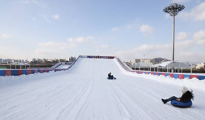 잠원한강공원 눈썰매장 개장 [사진출처 = 연합뉴스]