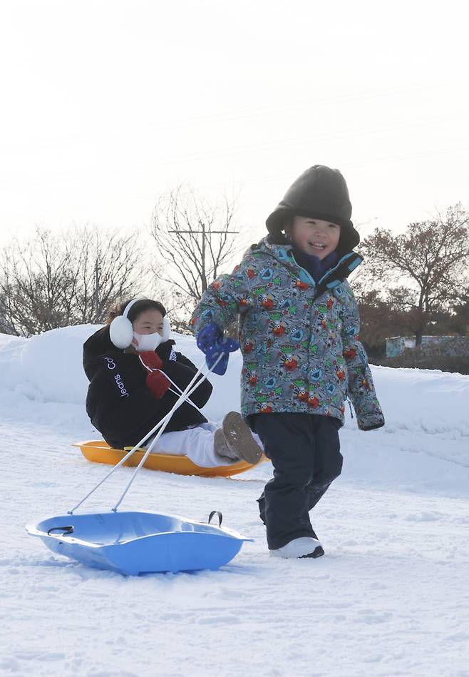 추위도 막을 수 없는 눈썰매의 즐거움 [사진출처 = 연합뉴스]
