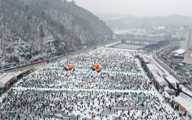 '2023 얼음나라 화천 산천어축제' 개막일인 7일 강원 화천군 화천읍 화천천 축제장 일원에서 관광객들이 얼음낚시를 즐기고 있다. 연합뉴스