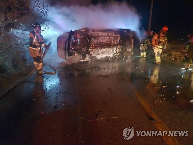 예산서 달리다 넘어진 승용차에 불나 외국인 추정 2명 사망 (예산=연합뉴스) 7일 오후 10시 36분께 충남 예산군 오가면 한 도로를 달리던 차량이 반대 차선 가로수를 들이받는 사고로 넘어져 불이 났다. 이 사고로 차가 전소되고 안에서 외국인으로 추정되는 신원 미상의 2명이 사망한 채로 발견됐다. 경찰은 자세한 사고 경위를 조사하고 있다. 사진은 사고가 난 차량. 2023.1.8 [독자 송영훈 씨 제공. 재판매 및 DB 금지] swan@yna.co.kr