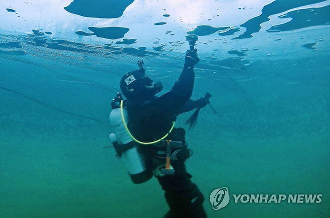 화천산천어축제 얼음낚시터 점검 [화천군 제공.재판매 및 DB 금지]