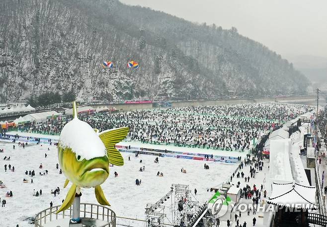 '2023 얼음나라 화천 산천어축제' 개막 첫날 [연합뉴스 자료사진]