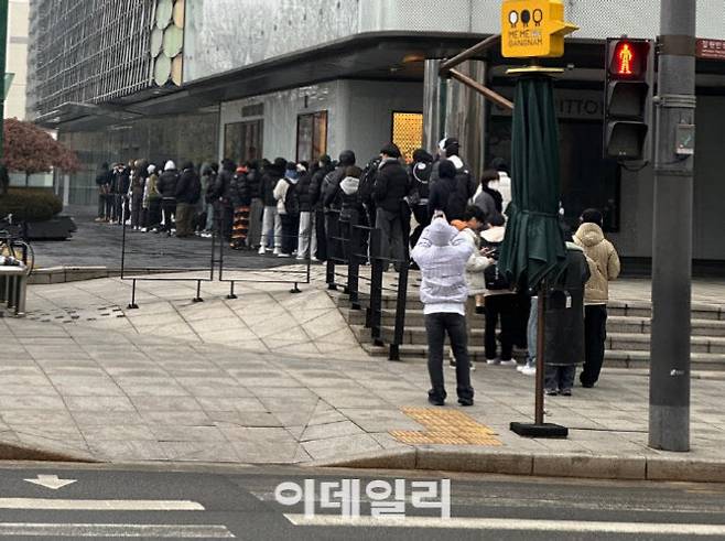 지난 7일 서울 강남구 압구정동 갤러리아백화점 명품관 앞 ‘떠그클럽’ 오픈런. (사진=백주아 기자)