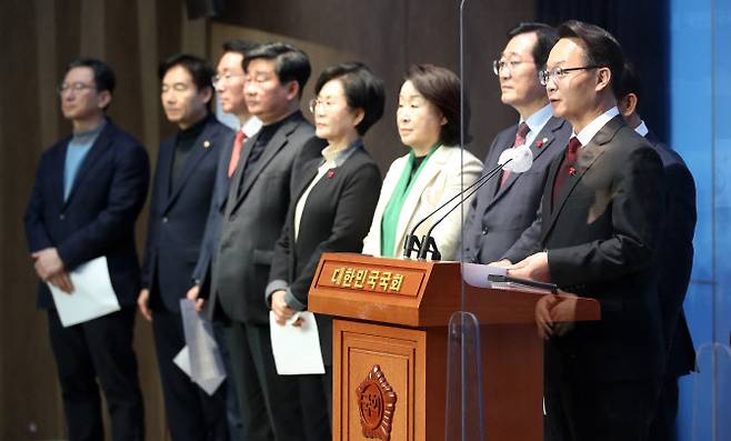 조해진 국민의힘 의원이 9일 오후 서울 여의도 국회 소통관에서 열린 초당적 정치개혁 의원모임 제안 기자회견에서 발언을 하고 있다. 정성호(왼쪽부터) 더불어민주당 의원, 이용호 국민의힘 의원, 김상훈 국민의힘 의원, 전해철 더불어민주당 의원, 김상희 더불어민주당 의원, 심상정 정의당 의원, 민홍철 더불어민주당 의원, 이종배 국민의힘 의원, 조해진 국민의힘 의원. (사진=뉴시스)