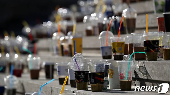 녹색연합과 여성환경연대, 환경운동연합, 이제석광고연구소 관계자들이 지난해 12월2일 '1회용컵 보증금제 전국 시행'을 촉구하는 퍼포먼스를 위해 서울 종로구 세종문화회관 계단에 가져다 놓은 1회용 컵들. /뉴스1 ⓒ News1 박지혜 기자