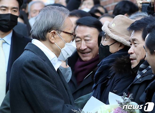 신년 특별사면으로 4년 9개월 만에 사면·복권된 이명박 전 대통령이 30일 오후 서울 강남구 사저 앞에서 이재오 국민의힘 상임고문과 인사를 나누고 잇다. 2022.12.30/뉴스1 ⓒ News1 황기선 기자