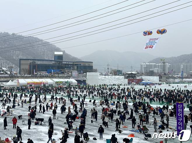 지난 8일 강원 화천산천어축제장을 찾은 관광객들.(뉴스1 DB)
