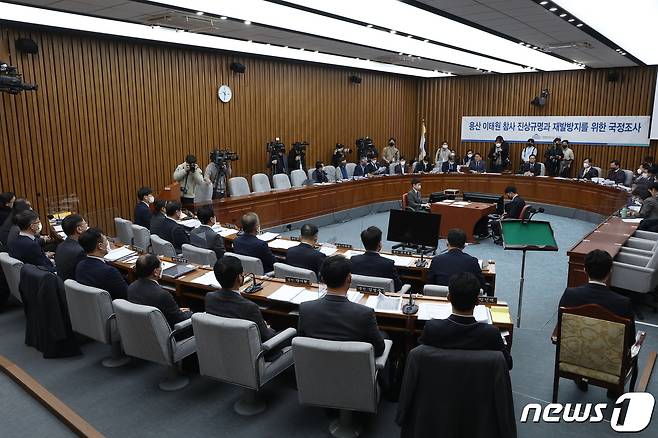 이상민 행정안전부 장관과 조규홍 보건복지부 장관, 오세훈 서울시장, 박희영 용산구청장을 비롯한 증인들이 6일 서울 여의도 국회에서 열린 용산 이태원 참사 진상규명과 재발방지를 위한 국정조사 2차 청문회에 참석해 있다. 2023.1.6/뉴스1 ⓒ News1 조태형 기자