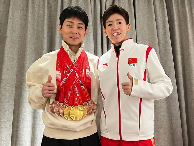 빅토르 안(한국명 안현수·왼쪽) 중국 쇼트트랙 대표팀 기술코치와 중국 국가대표 선수 판커신 /웨이보
