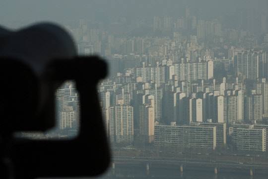 서울 여의도 63스퀘어 전망대에서 바라본 아파트.<연합뉴스>