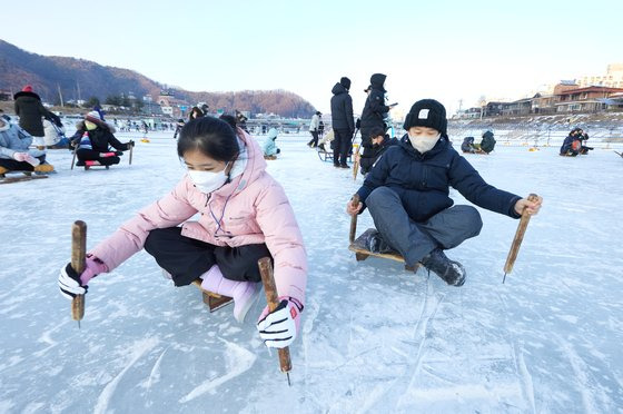 평창송어축제에선 얼음낚시뿐 아니라 각종 겨울 놀이도 즐길 수 있다. 소중 학생기자단은 처음 타본 전통 썰매로 씽씽 달렸다.