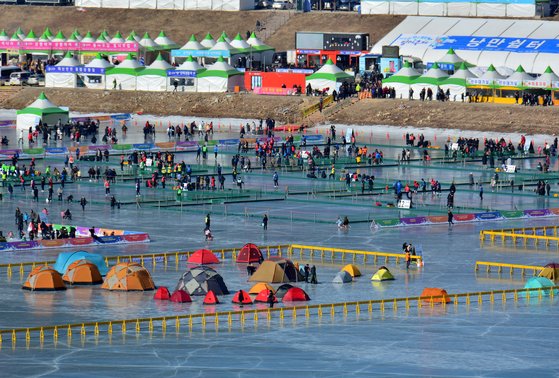 소양강 최상류 빙어호가 꽁꽁 얼어붙으며 인제빙어축제가 1월 20일 개막한다. 사진은 지난 19회 축제 전경. 인제빙어축제 제공