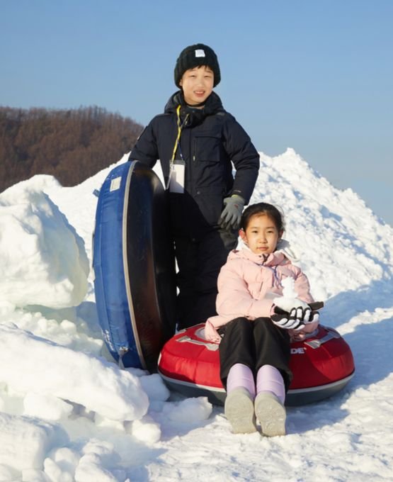 평창송어축제를 찾은 김하윤(왼쪽)·김예나 학생기자가 얼음낚시 후 각종 겨울놀이를 즐겼다.