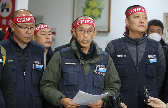 이봉주 민주노총 화물연대 위원장이 지난달 8일 대전 대덕구 민주노총 대전지부에서 중앙집행위원회를 마치고 회의결과를 밝히고 있다. 뉴스1