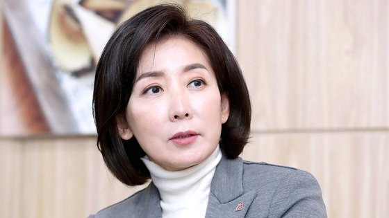 나경원 대통령 직속 저출산고령사회위원회 부위원장이 7일 오후 대구 중구 한방의료체험타운에서 열리는 토크콘서트를 앞두고 지역 기자들과 만나 질문에 답하고 있다. 뉴스1