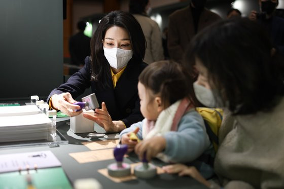 윤석열 대통령 부인 김건희 여사가 9일 서울 종로구 청와대에서 문학 특별전시 ‘이상, 염상섭, 현진건, 윤동주 청와대를 거닐다‘를 찾아 어린이와 문학도장을 찍고 있다. 사진 대통령실