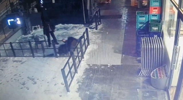 가게 앞 테라스를 지나던 C씨(70대·여)가 미끄러져 넘어지는 모습. A씨가 공개한 CCTV 영상 캡처본. A씨 제공