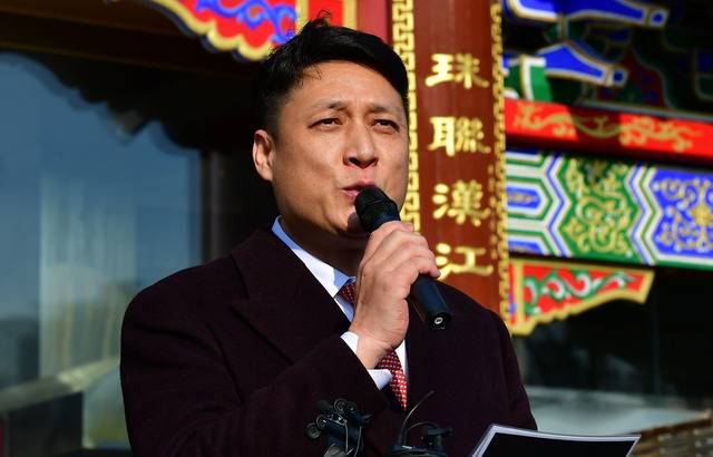 '중국 비밀경찰서' 의혹이 제기된 동방명주 운영 법인의 대표 왕하이쥔씨가 지난달 29일 음식적 앞에서 기자회견을 열어 관련 의혹을 부인하고 있다. 왕씨는 국제 인권단체가 비밀 경찰서 연결 통로로 지목하고 있는 OCSC(서울화조센터)의 주임도 맡고 있다. 최현규 기자