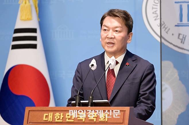 안철수 국민의힘 의원이 9일 오전 서울 여의도 국회 소통관에서 당대표 출마 기자회견을 하고 있다.  2023.1.9 [김호영기자]