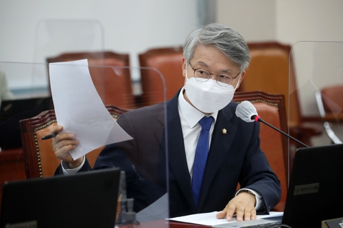 무소속 민형배 의원이 지난해 10월 국회 교육위원회 국정감사에서 의사진행발언을 하고 있다. [국회사진기자단]