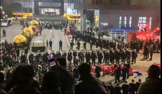 중국 충칭의 한 코로나19 신속항원 진단키트 생산 공장에 무장 경찰과 폭동을 일으킨 노동자들이 대치하고 있다. 트위터