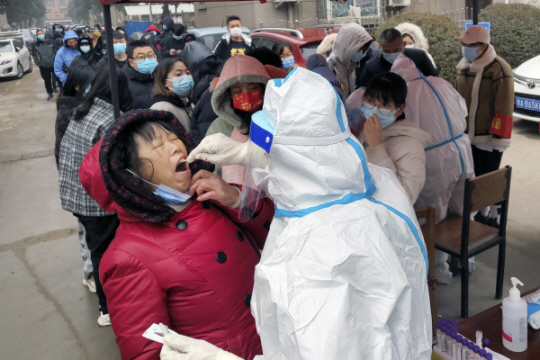 코로나 검사 받는 중국인들. 뉴시스